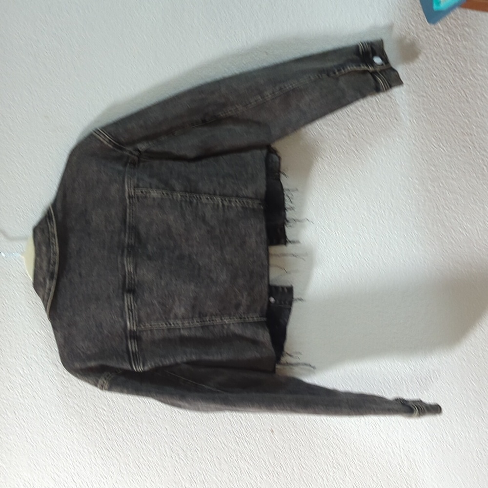 Cropped Jean Jacket 🧥 - Picture 2 of 4